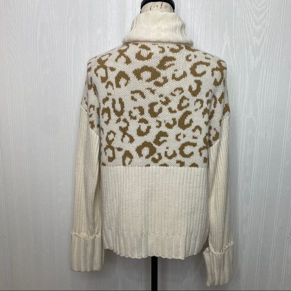 Nine West Long Sleeve Cheetah Print Turtleneck Sweater Size Medium - Picture 6 of 10